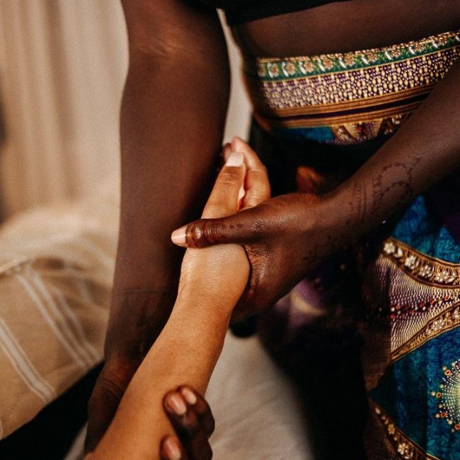 Une masseuse qui masse le bras d'une cliente